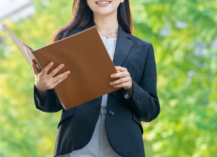 ファイルを持っている女性